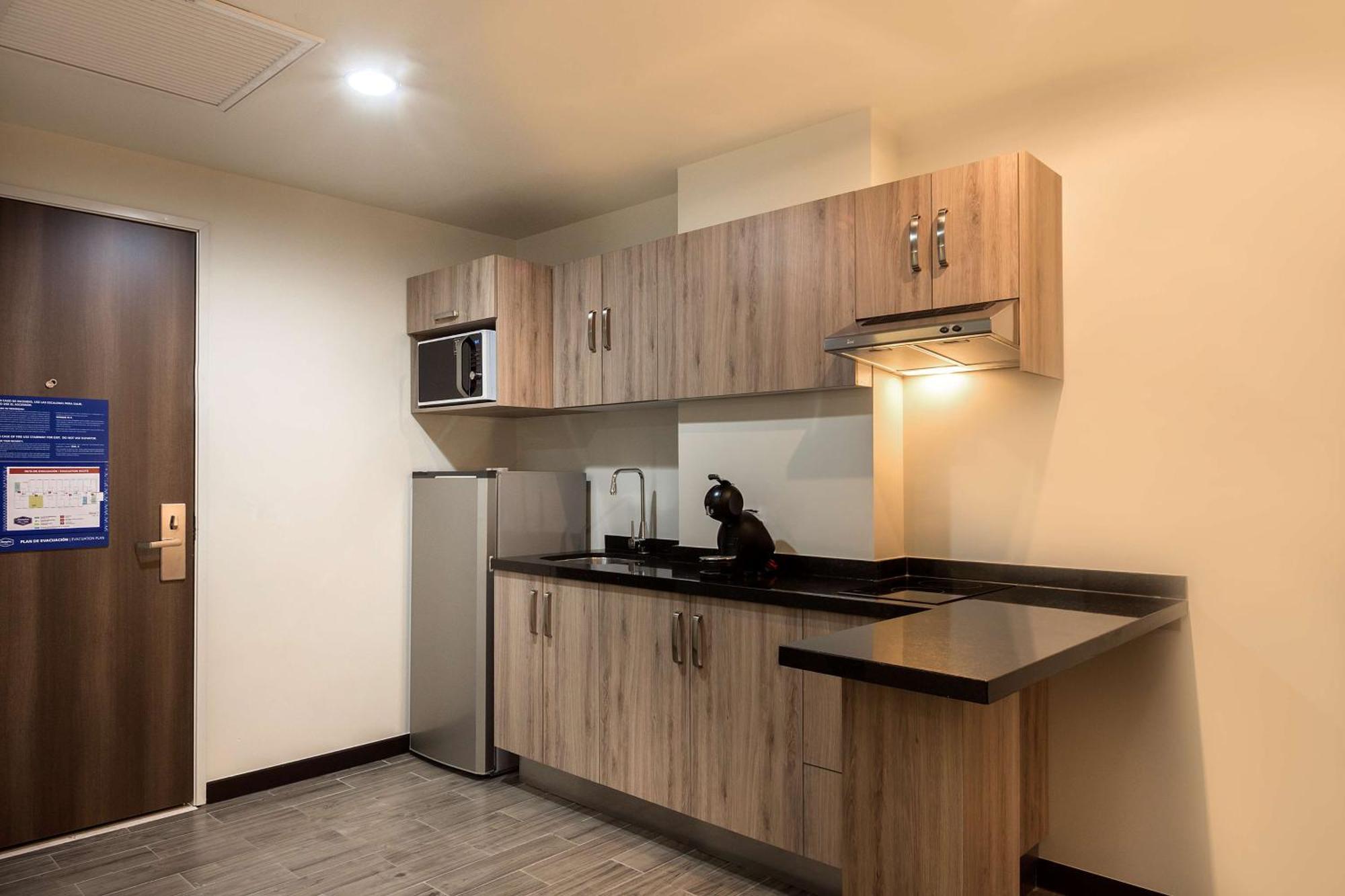 Hampton Inn & Suites By Hilton Salamanca Bajio Exterior photo